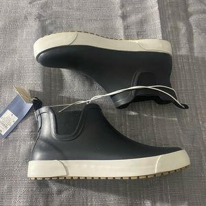 Universal Thread waterproof slip on shoes